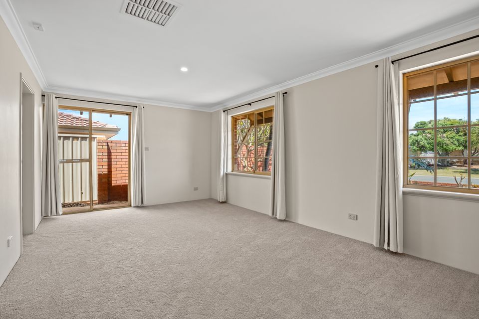 16 Frigate Close, Waikiki