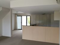 23 / 10 Grand Pde , Kawana Island