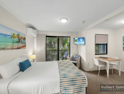 DUAL KEY TOWNHOUSE WITH MULTI USE OPTIONS! image 4
