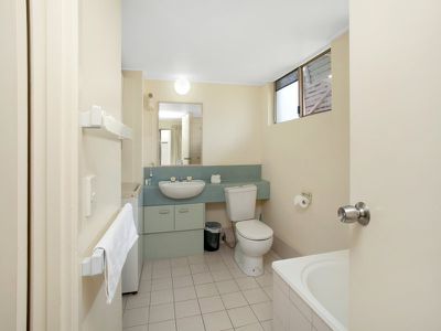 205 / 24 Lake Weyba Drive, Noosaville