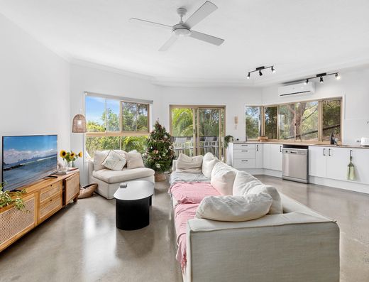 Stunning 2 Bedroom Apartment - Walk to Currumbin Beach!