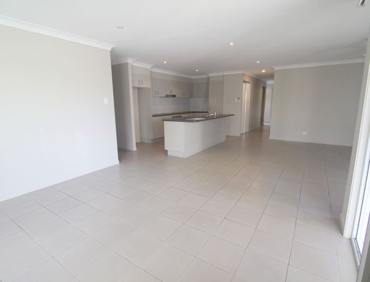 Modern 4 bedroom home -  RENT INCREASE IN MAY image 3
