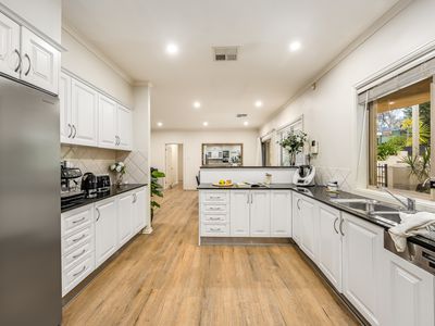 2 Nunyara Crescent, Belair