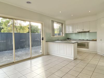 12 Maculata Place, Manor Lakes