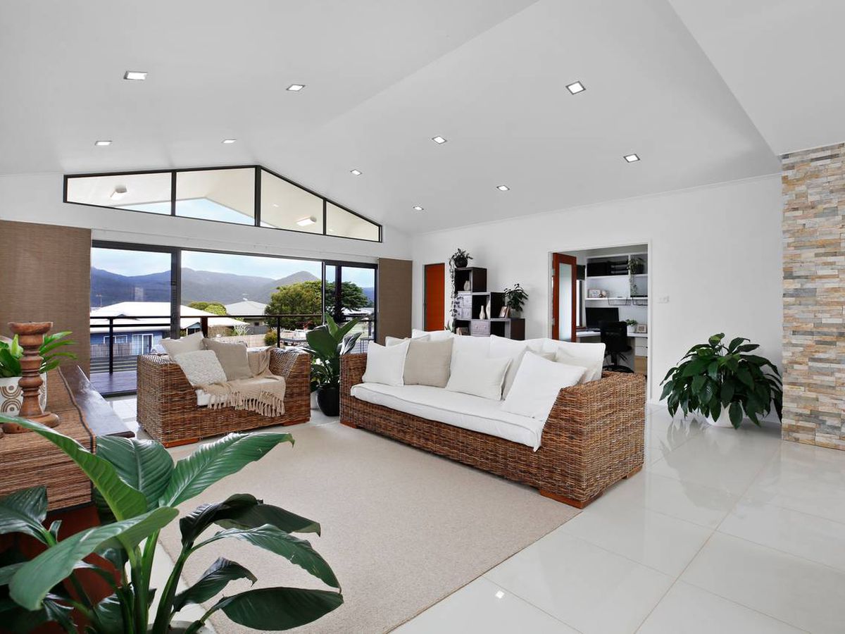 16 MITCHELL DRIVE, Atherton