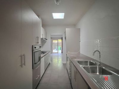 2 / 8 Faye Street, Reservoir