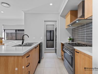 102 Bloomfield Esplanade, South Maclean