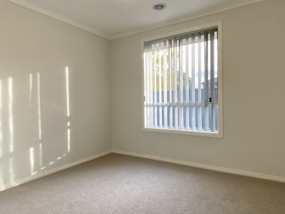12 Maculata Place, Manor Lakes