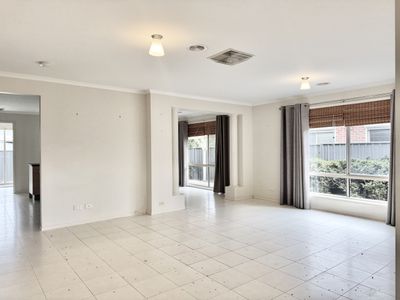 10 Maclarens Close, Manor Lakes
