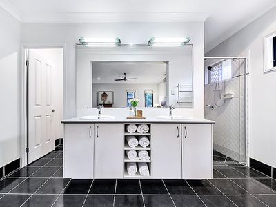 8 Blue Gum Place, Wakerley