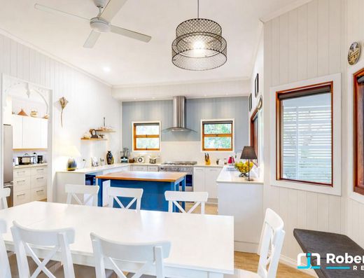 Renovated Queenslander - A Minute Walk to the Lake image 7