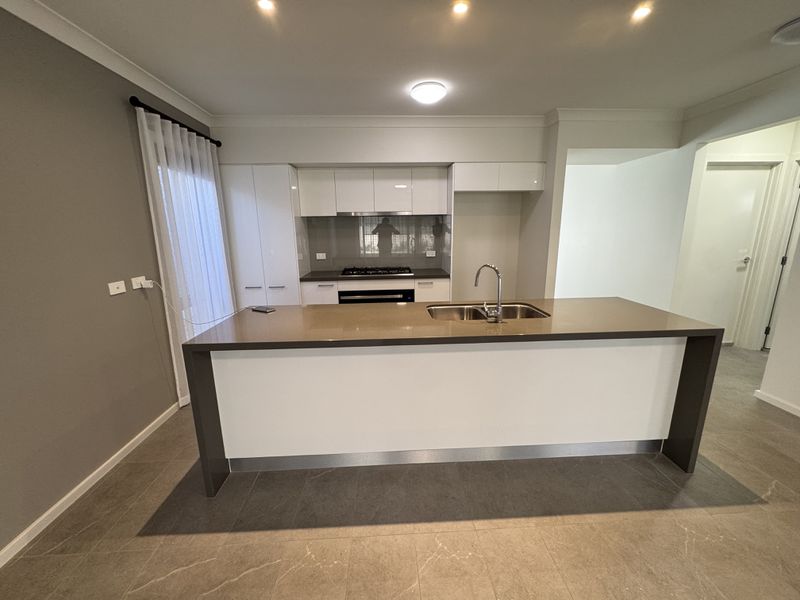 8 Hennessy Avenue, Moorebank