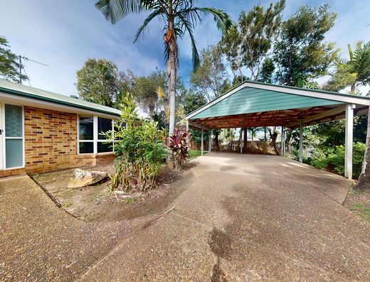 Private home at end of cul-de-sac image 9