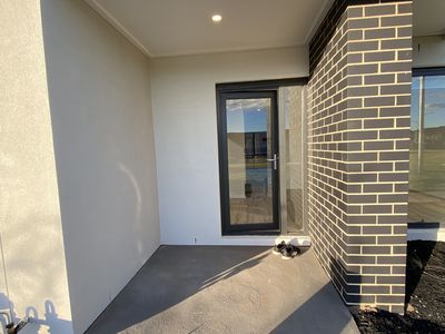 16 Bonsallo Walk, Tarneit