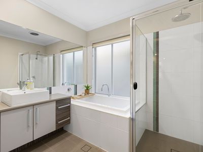 4 Red Gum Crescent, Wakerley