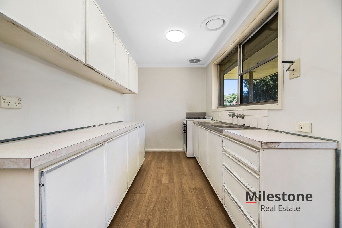 13 Fairbairn road, Cranbourne