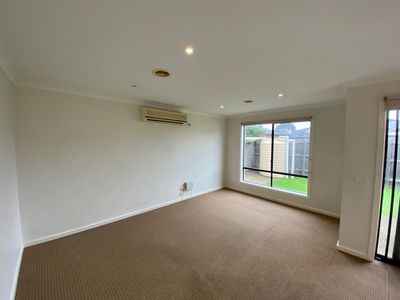 1 / 12 Montana Drive, Werribee