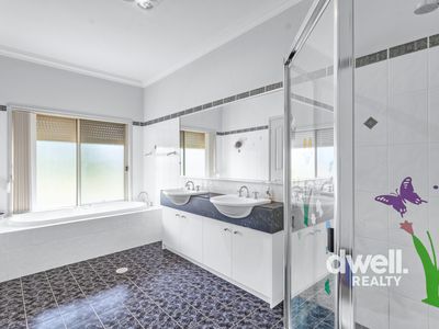 9 LAURINA PLACE, Bewong