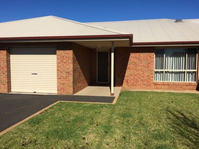 4 / 5 John Brass Place, Dubbo