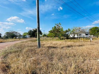 19 New Queen Road, Queenton