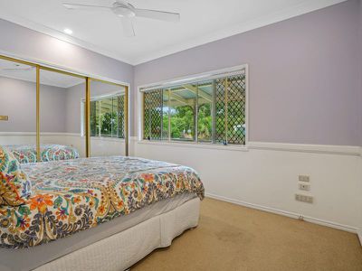 33 Riverdowns Crescent, Helensvale