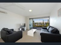 10 Grand Pde, Kawana Island
