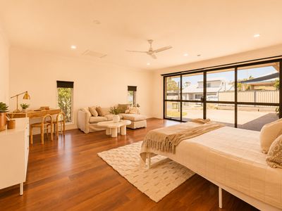 11 Ensenada Ct, Broadbeach Waters