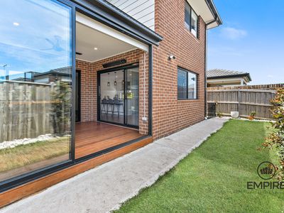 8 Hollybush Avenue, Clyde