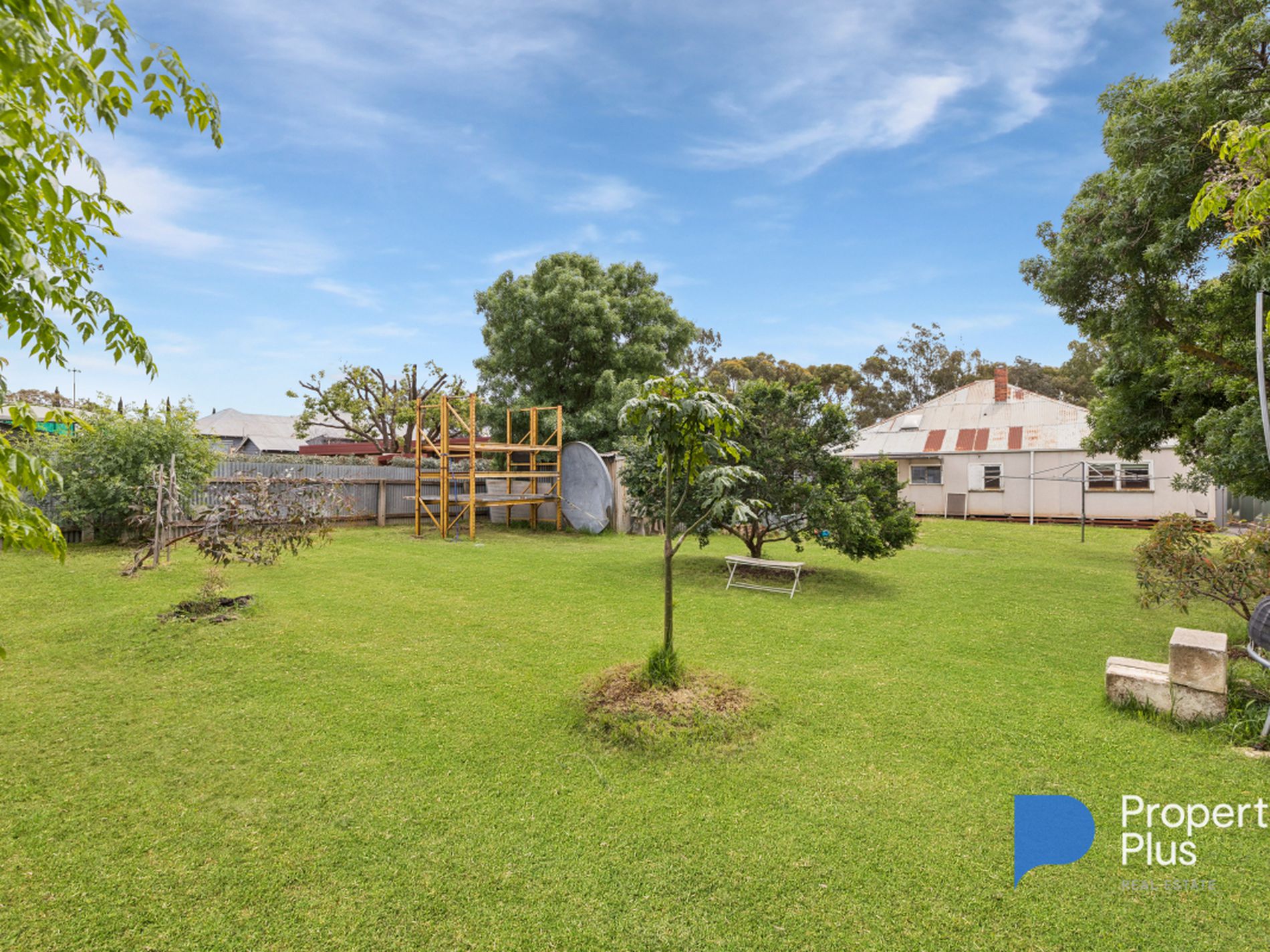7 WINDSOR AVENUE, Charlton