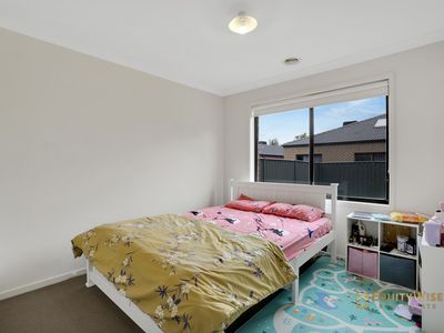 8 Gunyong Crescent, Manor Lakes