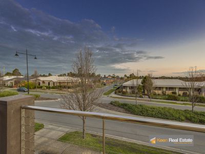 10 Fallingwater Drive, Pakenham