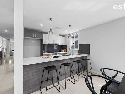 230 Greenview Parade, The Ponds