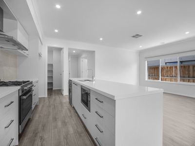 8 Oliveto Avenue, Truganina