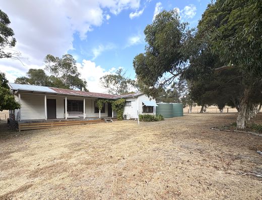  Charming 4-Bedroom Farmhouse on Working Farm