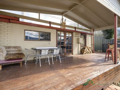 32 Young Crescent, Tawonga South