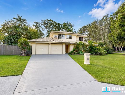 Spacious Family Living Opposite Tewantin Golf Course image 1