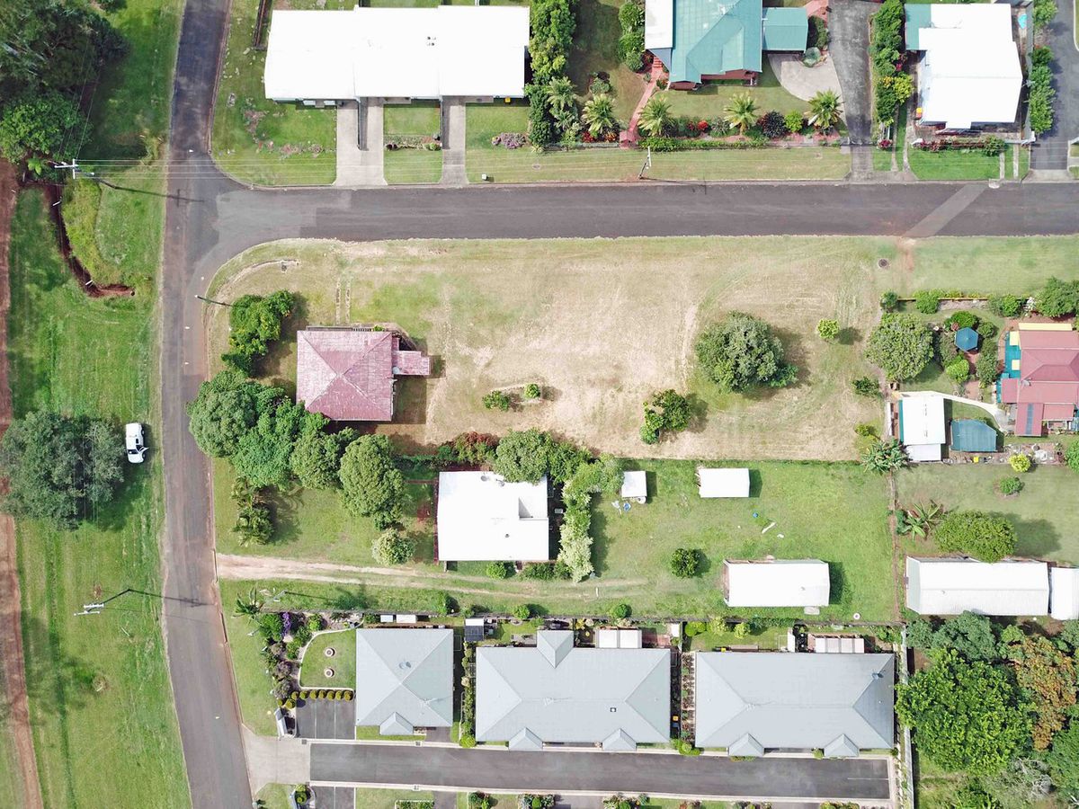 44 WEAVER STREET, Atherton