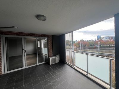 5 / 2 Dressler Court, Holroyd