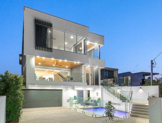Expansive family home on the Brisbane Corso!
