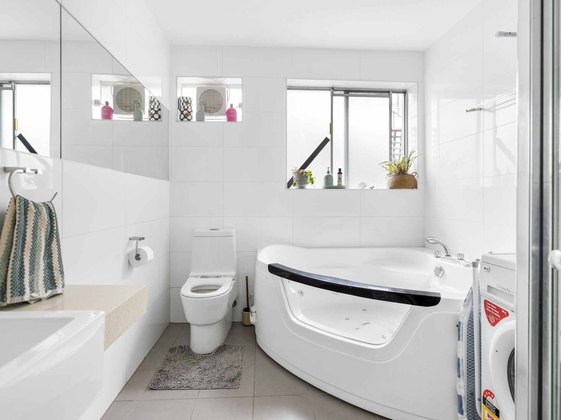 2/261 Esplanade, Altona