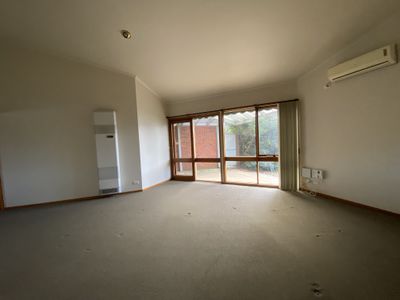 2 / 5 Dewan Avenue, Werribee