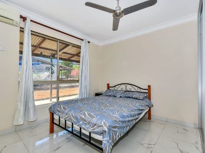 2 Tiverton Court, Moulden