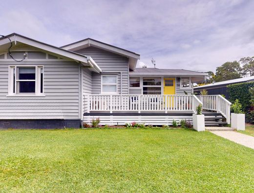 Quirky Queenslander with Studio/home office image 1