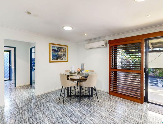Spacious Home Offering Privacy, Pool & Side Access image 10