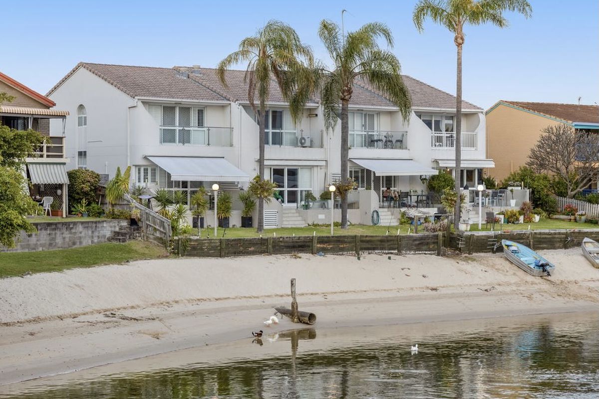 2 / 4 Orvieto Avenue, Mermaid Waters