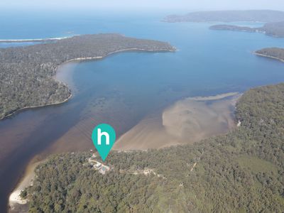 100 Cockle Creek Road, Recherche