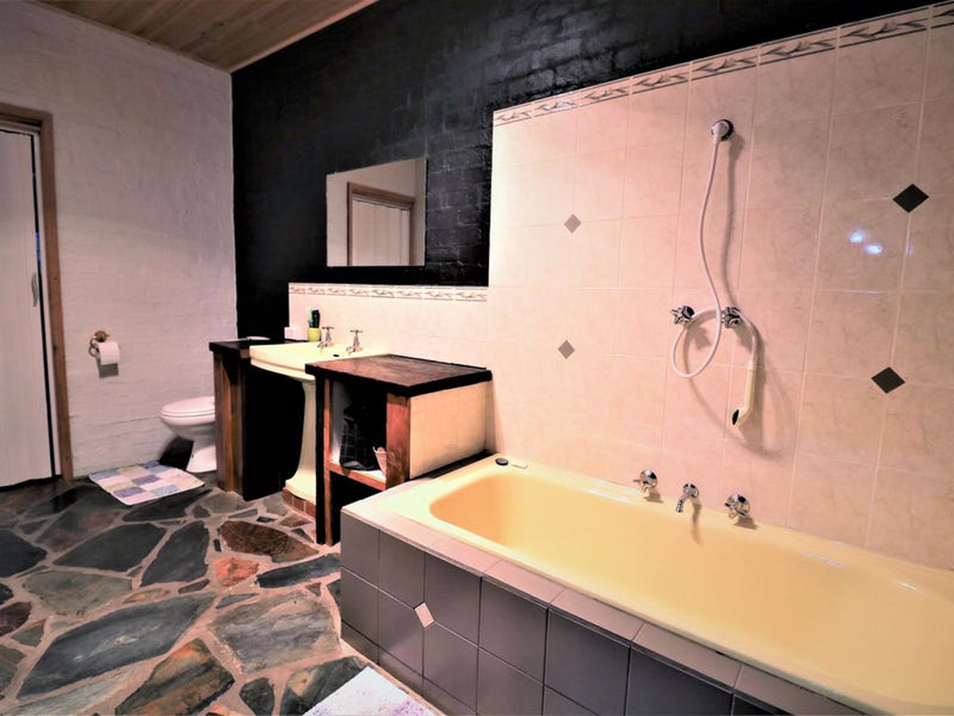 285 Cowles Rd, Northwood