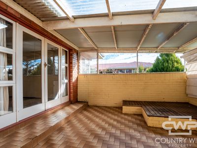 8 Lackey Street, Guyra