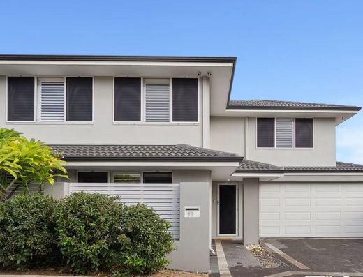 Spacious Family Home in Sought-After Doubleview Location