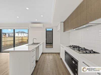 17 Vendeen Walk, Clyde North